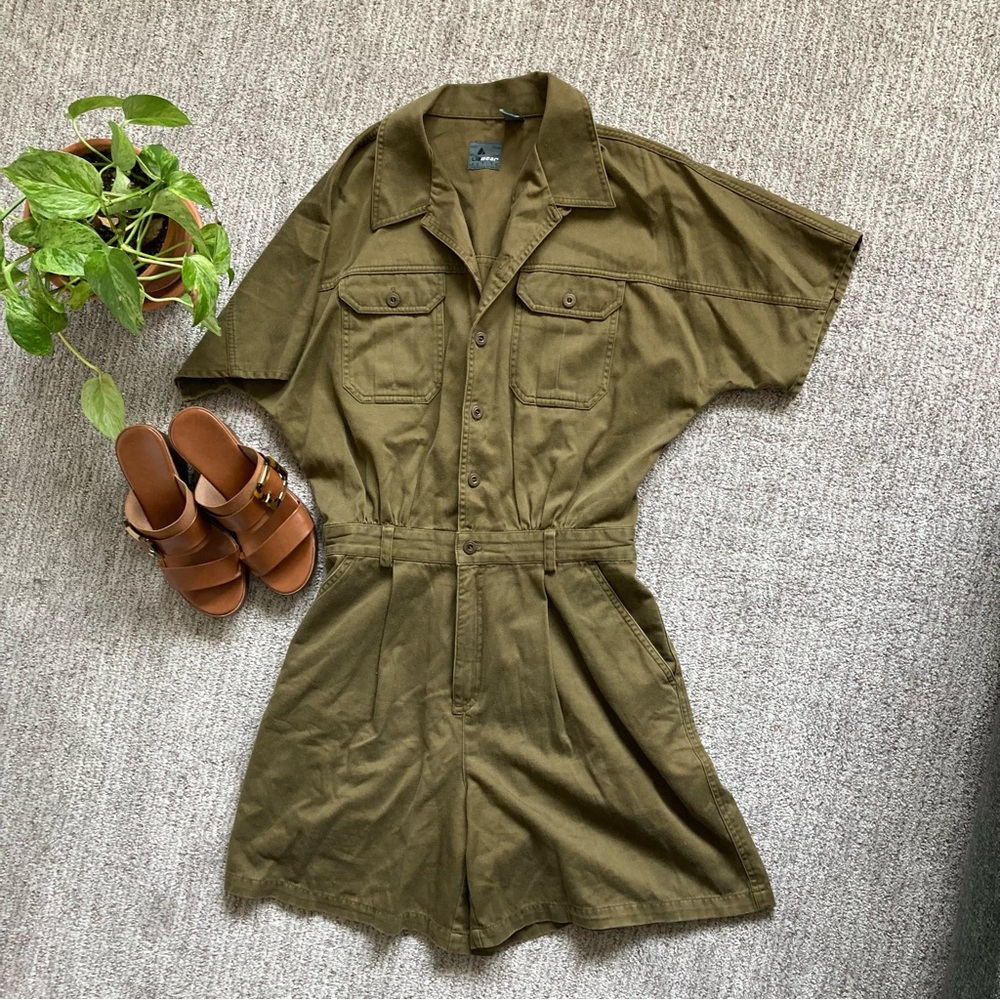 VINTAGE Liz Sport size 12P romper. Army green